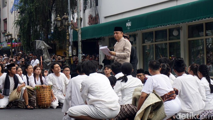 Treatrikal Perobekan Bendera di Hotel Yamato Surabaya