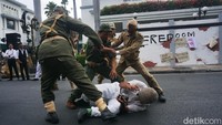 Mengetahui hal tersebut, arek-arek Suroboyo pun marah. Mereka menyatakan bahwa Indonesia telah merdeka dan meminta agar bendera Belanda diturunkan.
