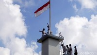 Arek-arek Suroboyo naik menara dan merobek Bendera Belanda. Warna biru dirobek, hingga sisa Merah Putih. Bendera kebangsaan Indonesia. Lagu Indonesia Raya pun dikumandangkan