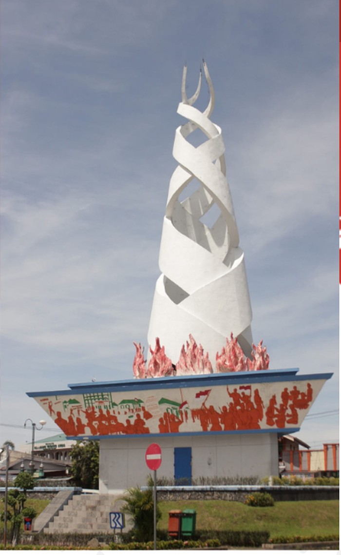 Tugu Padang Area atau Tugu Simpang Haru berdiri kokoh bak kobaran api di tengah Simpang Haru, Padang. (dok. Dispusip Kota Padang).