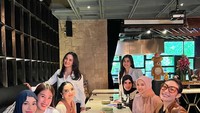 Selain itu, ada juga momen kulineran Tya Ariestya dengan geng arisan Cendol. Ini momennya saat arisan sambil makan bersama di restoran. Foto: Instagram/@tya_ariestya