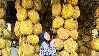 Salah satunya ada momen saat ia mampir ke lapak durian. Sebagai pecinta durian, Tya Ariestya tak mau ketinggalan untuk mencicipinya. Foto: Instagram/@tya_ariestya