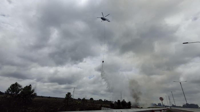 Upaya pemadaman karhutla di Ogan Ilir dengan bantuan helikopter water bombing.