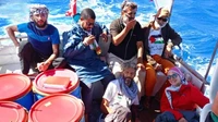 Momen Wanda Hamidah di kapal Kaiseer usai melewati cuaca buruk di perairan Italia. Wanda bersama sekitar 11 orang lainnya menaiki kapal Kaiseer menuju Gaza. Bintang serial Code Helix itu menjadi perempuan sendiri di atas kapal tersebut. (Foto: Instagram @wandahamidahbsa)