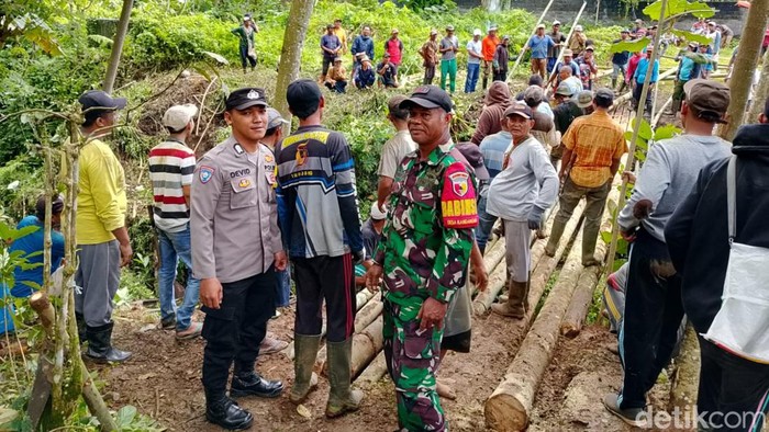 Warga Lumajang bangun jembatan darurat dari bambu