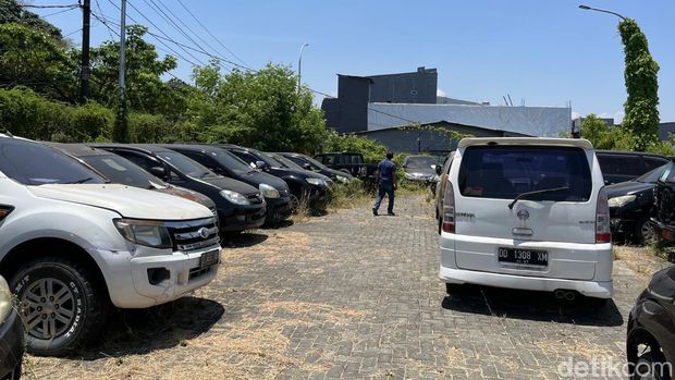 Warga mulai mengecek kondisi mobil dinas Pemprov Sulsel yang dilelang dengan harga murah.