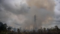 Dua unit helikopter MI-8Mtv BNPB dikerahkan untuk menjatuhkan ribuan liter air ke titik api yang sulit dijangkau. ANTARA FOTO/Nova Wahyudi