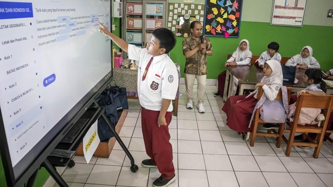 Geger Guru Pandeglang Asyik Karaoke Pakai Smart TV Bantuan Pusat