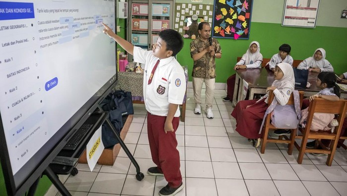 Siswa mengikuti kegiatan pembelajaran menggunakan papan interaktif atau layar digital pintar (Interactive Flat Panel) di SDN Cimahi Mandiri 1, Kota Cimahi, Jawa Barat, Senin (22/9/2025).Kementerian Pendidikan Dasar dan Menengah (Kemendikdasmen) menargetkan menyediakan layar digital pintar (Interactive Flat Panel) untuk 330 ribu sekolah pada tahun ini sebagai upaya mengatasi kesenjangan dalam penyelenggaraan pembelajaran serta mendukung penerapan pembelajaran mendalam (deep learning) dan meningkatkan mutu pendidikan di Indonesia. ANTARA FOTO/Abdan Syakura