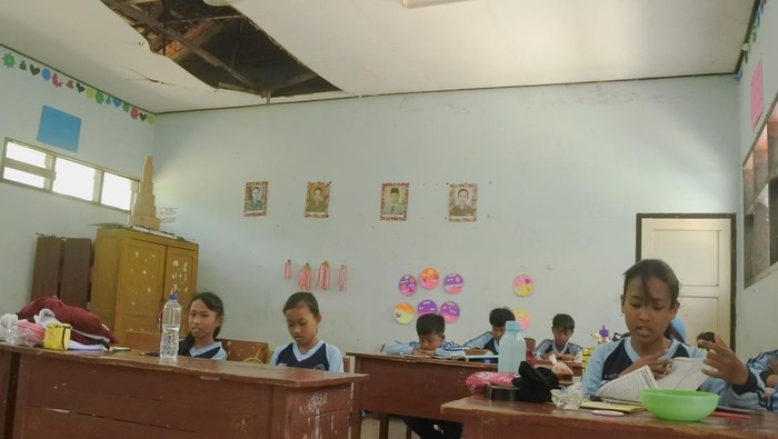 6 Tahun Terabaikan, SDN di Situbondo Biarkan Siswa Belajar di Ruang Rusak Seorang guru SDN 2 Bugeman menunjukkan ruang unit kesehatan sekolah yang rusak di Desa Bugeman, Kendit, Situbondo, Jawa Timur, Senin (22/9/2025). Siswa kelas V dan VI di sekolah tersebut terpaksa belajar di ruang kelas yang rusak selama enam tahun terakhir ini dan hingga kini belum ada perbaikan. ANTARA FOTO/Seno