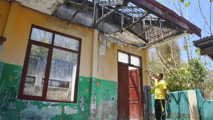 Seorang guru SDN 2 Bugeman menunjukkan ruang unit kesehatan sekolah yang rusak di Desa Bugeman, Kendit, Situbondo, Jawa Timur, Senin (22/9/2025). Siswa kelas V dan VI di sekolah tersebut terpaksa belajar di ruang kelas yang rusak selama enam tahun terakhir ini dan hingga kini belum ada perbaikan. ANTARA FOTO/Seno