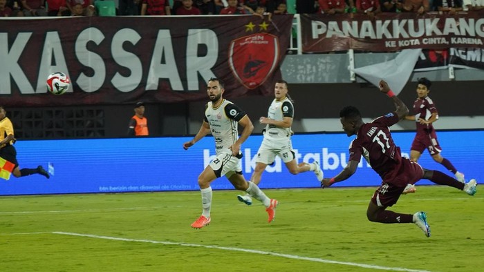 Abu Kamara mencetak gol ke gawang Persija menandai kemenangan PSM 2-0 di Stadion Gelora BJ Habibie dalam laga Super League 2025/2026.
