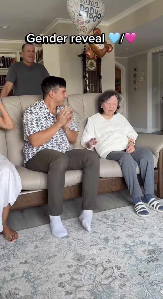 Melalui akun Instagram pribadinya Aurelie membagikan momen gender reveal calon anak pertamanya dengan Tyler Bigenho. Acara gender reveal tersebut tampak sederhana namun hangat dengan dikelilingi keluarga tercinta. Foto: Instagram/@aurelie