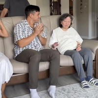 Melalui akun Instagram pribadinya Aurelie membagikan momen gender reveal calon anak pertamanya dengan Tyler Bigenho. Acara gender reveal tersebut tampak sederhana namun hangat dengan dikelilingi keluarga tercinta. Foto: Instagram/@aurelie