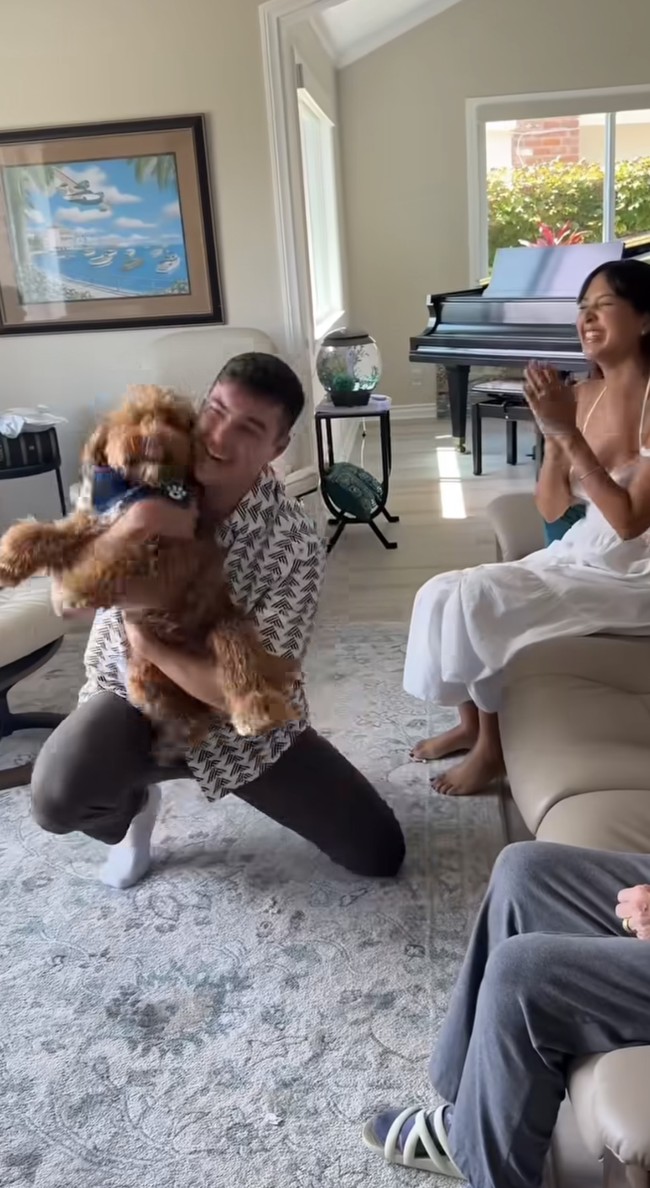 Saat berlari keluar terlihat jelas anjing Aurelie dan Tyler itu mengenakan kalung bandana berwarna biru. Hal itu menandakan bahwa Aurelie dan Tyler akan segera menimang anak laki-laki. Foto: Instagram/@aurelie