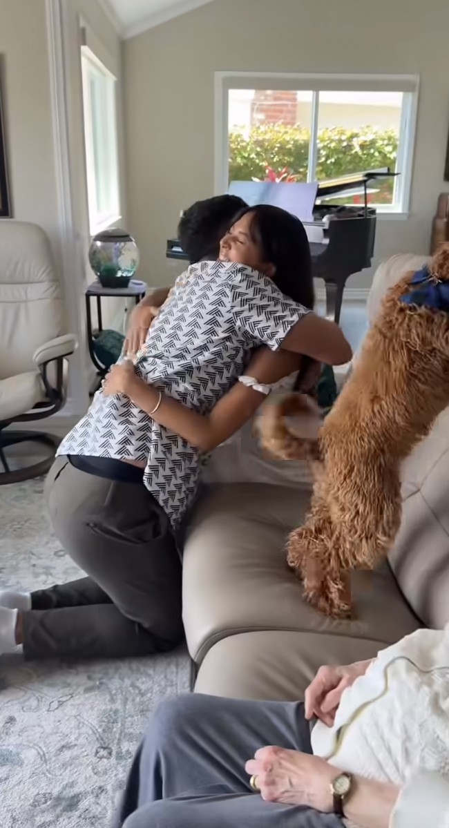 Merasa amat bahagia, Tyler dan Aurelie pun langsung berpelukan. Kenakan dress putih simpel, Aurelie memamerkan senyum bahagianya. Foto: Instagram/@aurelie