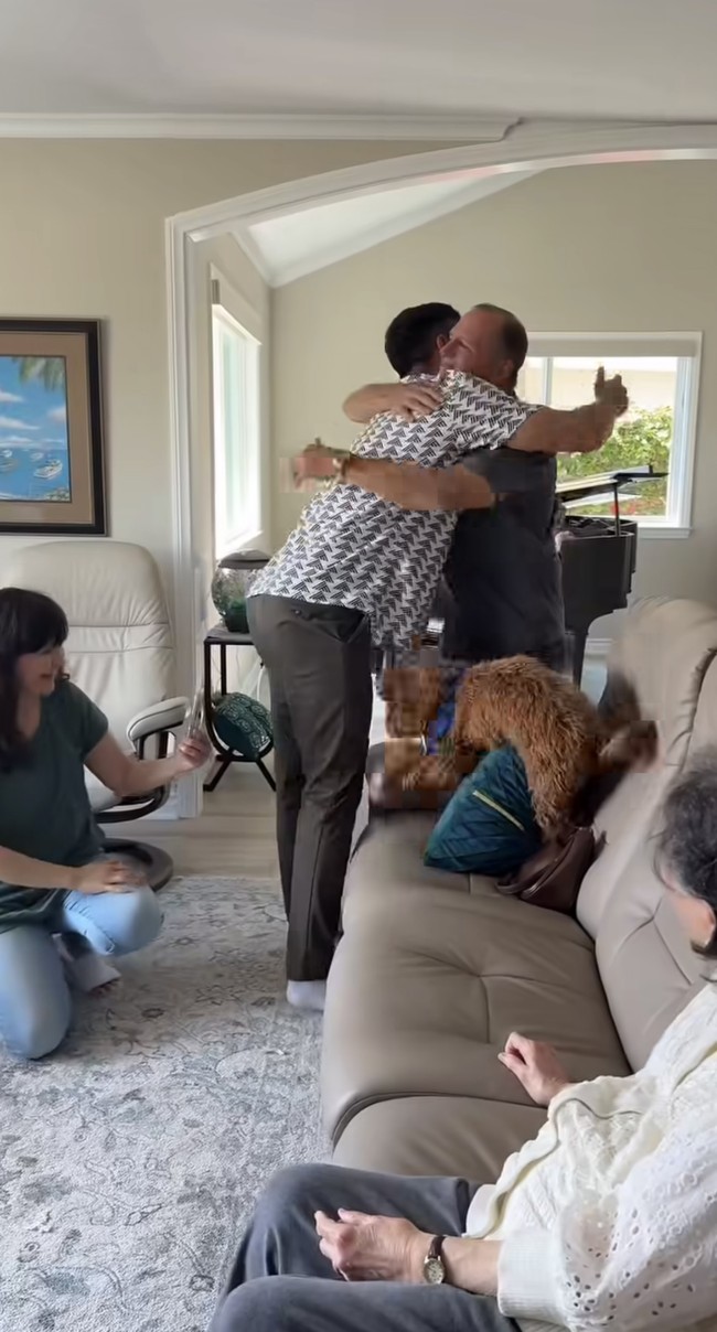 Anggota keluarga yang hadir pun langsung memeluk Tyler dan Aurelie serta memberikan selamat kepada calon orangtua baru itu. Foto: Instagram/@aurelie