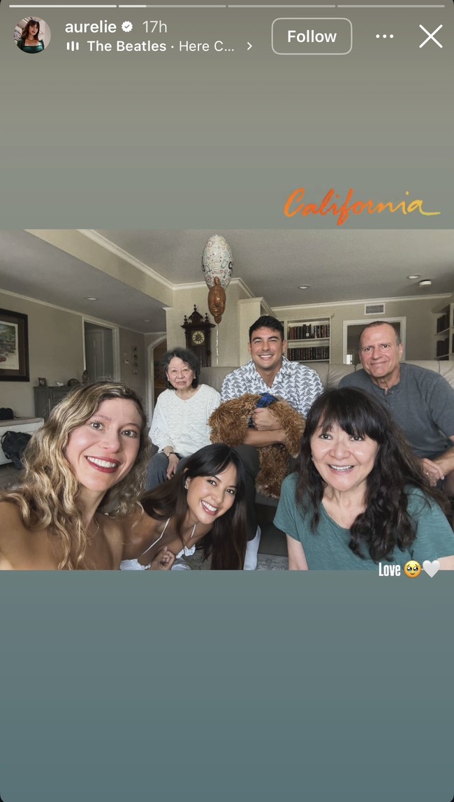 Digelar di rumahnya di Amerika Serikat, hanya keluarga Tyler yang tampak hadir. Meski orangtua Aurelie tak hadir, namun Aurelie dan Tyler tetap memberikan kabar melalui video call. Foto: Instagram/@aurelie