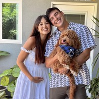 Dalam salah satu unggahan Instagram Story miliknya Aurelie memamerkan foto kebersamaannya dengan Tyler dan anjing mereka. Ia juga memperlihatkan baby bump di perutnya yang kini sudah mulai terlihat. Foto: Instagram/@aurelie