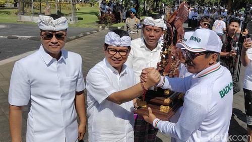 Penyerahan piala juara umum Porprov Bali 2025 dari kontingen kepada Bupati Badung di Puspem Badung, Senin (22/9/2025). (Agus Eka/detikBali)
