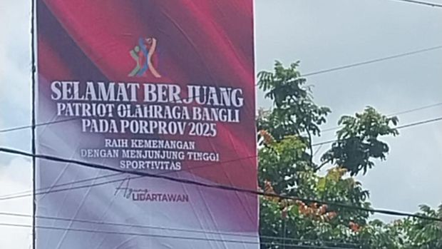 Baliho ucapan dari Ketua KPU Bali I Dewa Agung Gede Lidartawan di salah satu ruas jalan di Bangli.