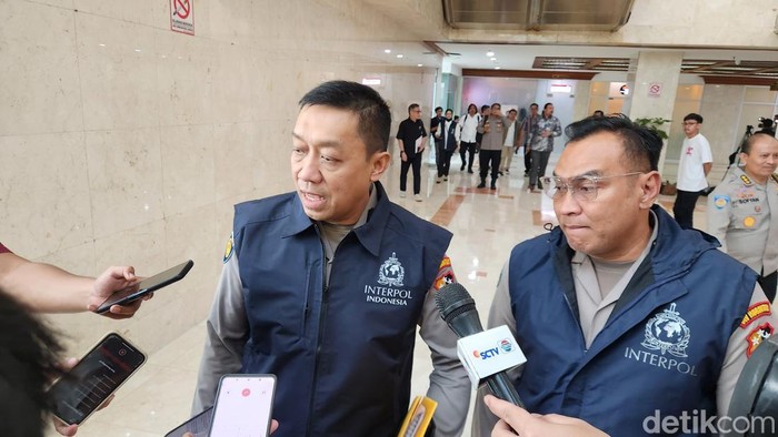 Ses NCB Interpol Indonesia, Brigjen Untung Widyatmoko (kiri), di Kompleks Parlemen, Senayan, Jakarta, Senin (22/9/2025).