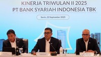Direktur Utama BSI Anggoro Eko Cahyo (tengah) didampingi Wakil Direktur Utama Bob T Ananta (kiri), Direktur Finance & Strategy Ade Cahyo Nugroho (kanan) memberikan paparan pada konferensi pers kinerja triwulan II di Kantor Pusat BSI, Jakarta Selatan, Senin (22/9/2025).