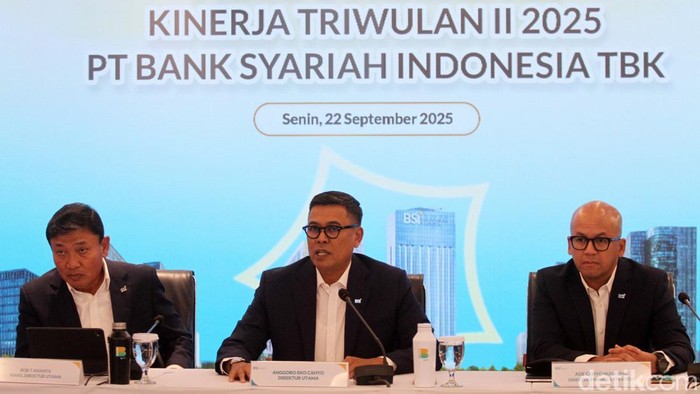Direktur Utama BSI Anggoro Eko Cahyo (tengah) didampingi Wakil Direktur Utama Bob T Ananta (kiri), Direktur Finance & Strategy Ade Cahyo Nugroho (kanan) memberikan paparan pada konferensi pers kinerja triwulan II di Kantor Pusat BSI, Jakarta Selatan, Senin (22/9/2025). PT Bank Syariah Indonesia Tbk mencatat kinerja solid pada kuartal II/2025 dengan laba bersih tumbuh 10,21 persen year on year (yoy) menjadi Rp3,74 triliun, ditopang bisnis emas dan haji.