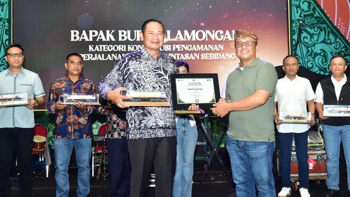 Bupati Lamongan Yuhronur Efendi menerima apresiasi dari PT KAI