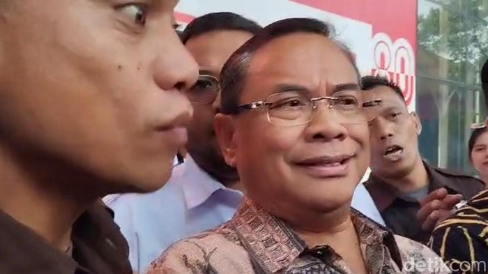 Bupati Pati, Sudewo, selesai diperiksa KPK. Sudewo irit bicara. Dia membantah mengembalikan uang terkait dugaan suap proyek rel KA kepada KPK. (Kurninawan/detikcom)