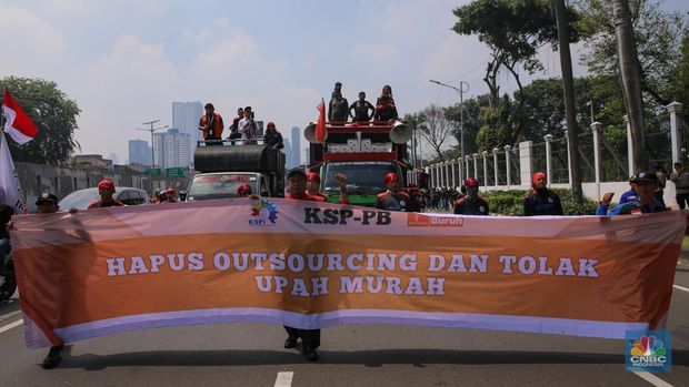 Buruh melakukan aksi unjuk rasa di depan Gedung DPR/MPR RI, Senayan, Jakarta, Senin (22/9/2025). (CNBC Indonesia/Faisal Rahman)