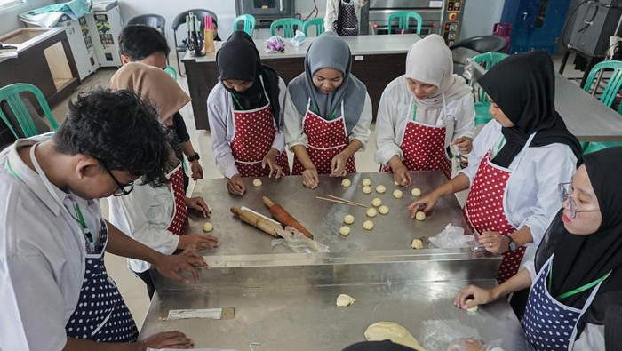 Peserta belajar menjahit kain saat mengikuti pelatihan keterampilan di UPTD Balai Latihan Kerja (BLK), Kabupaten Batang, Jawa Tengah, Senin (22/9/2025). Pelatihan menjahit, tata boga, pengelasan hingga potong rambut itu diikuti sebanyak 220 orang karyawan pabrik dan keluarga petani tembakau di lingkungan industri rokok yang pembiayaannya bersumber dari Dana Bagi Hasil Cukai Hasil Tembakau (DBHCHT) sebesar total Rp1,1 miliar untuk tahun 2025, dengan tujuan memberikan bekal keterampilan dan kemampuan tambahan dan untuk memenuhi kebutuhan industri di KEK Industropolis Batang maupun Batang Industrial Park. ANTARA FOTO/Harviyan Perdana Putra