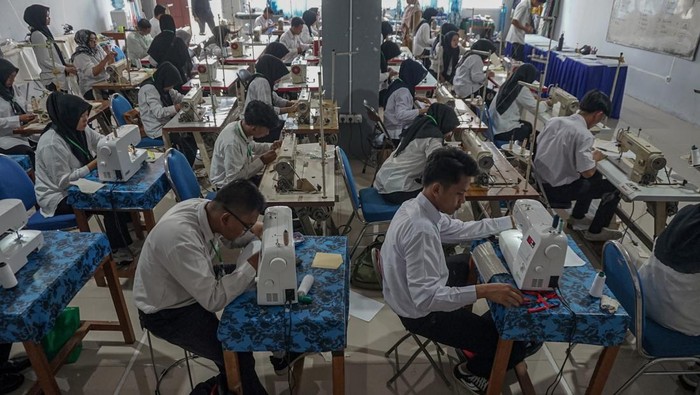 Peserta belajar menjahit kain saat mengikuti pelatihan keterampilan di UPTD Balai Latihan Kerja (BLK), Kabupaten Batang, Jawa Tengah, Senin (22/9/2025). Pelatihan menjahit, tata boga, pengelasan hingga potong rambut itu diikuti sebanyak 220 orang karyawan pabrik dan keluarga petani tembakau di lingkungan industri rokok yang pembiayaannya bersumber dari Dana Bagi Hasil Cukai Hasil Tembakau (DBHCHT) sebesar total Rp1,1 miliar untuk tahun 2025, dengan tujuan memberikan bekal keterampilan dan kemampuan tambahan dan untuk memenuhi kebutuhan industri di KEK Industropolis Batang maupun Batang Industrial Park. ANTARA FOTO/Harviyan Perdana Putra