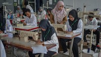 Sebanyak 220 peserta mengikuti berbagai pelatihan, mulai dari menjahit, tata boga, pengelasan, hingga potong rambut. Program ini dirancang untuk memberikan bekal keterampilan tambahan sekaligus membuka peluang usaha baru bagi para pekerja di sektor rokok dan keluarganya. ANTARA FOTO/Harviyan Perdana Putra