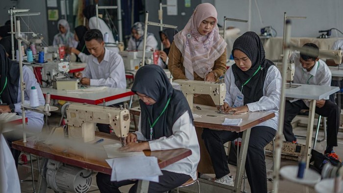 Peserta belajar menjahit kain saat mengikuti pelatihan keterampilan di UPTD Balai Latihan Kerja (BLK), Kabupaten Batang, Jawa Tengah, Senin (22/9/2025). Pelatihan menjahit, tata boga, pengelasan hingga potong rambut itu diikuti sebanyak 220 orang karyawan pabrik dan keluarga petani tembakau di lingkungan industri rokok yang pembiayaannya bersumber dari Dana Bagi Hasil Cukai Hasil Tembakau (DBHCHT) sebesar total Rp1,1 miliar untuk tahun 2025, dengan tujuan memberikan bekal keterampilan dan kemampuan tambahan dan untuk memenuhi kebutuhan industri di KEK Industropolis Batang maupun Batang Industrial Park. ANTARA FOTO/Harviyan Perdana Putra