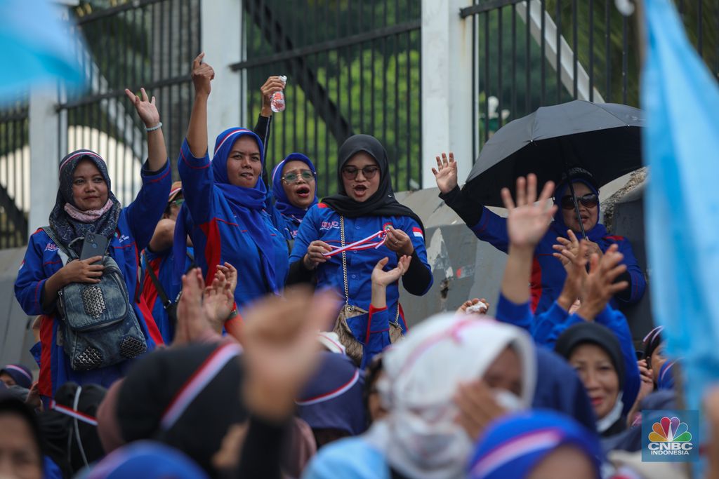 Buruh yang akan melakukan unjuk rasa mulai terlihat berdatangan di depan Gedung DPR RI, Senayan, Jakarta, Senin (22/9/2025). (CNBC Indonesia/Faisal Rahman)
