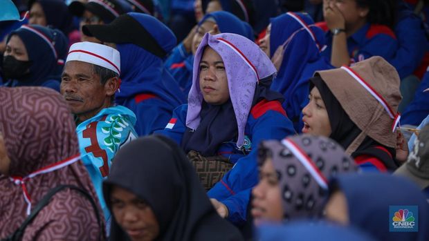 Buruh yang akan melakukan unjuk rasa mulai terlihat berdatangan di depan Gedung DPR RI, Senayan, Jakarta, Senin (22/9/2025). Buruh yang akan melakukan unjuk rasa mulai terlihat berdatangan di depan Gedung DPR RI, Senayan, Jakarta, Senin (22/9/2025). (CNBC Indonesia/Faisal Rahman)