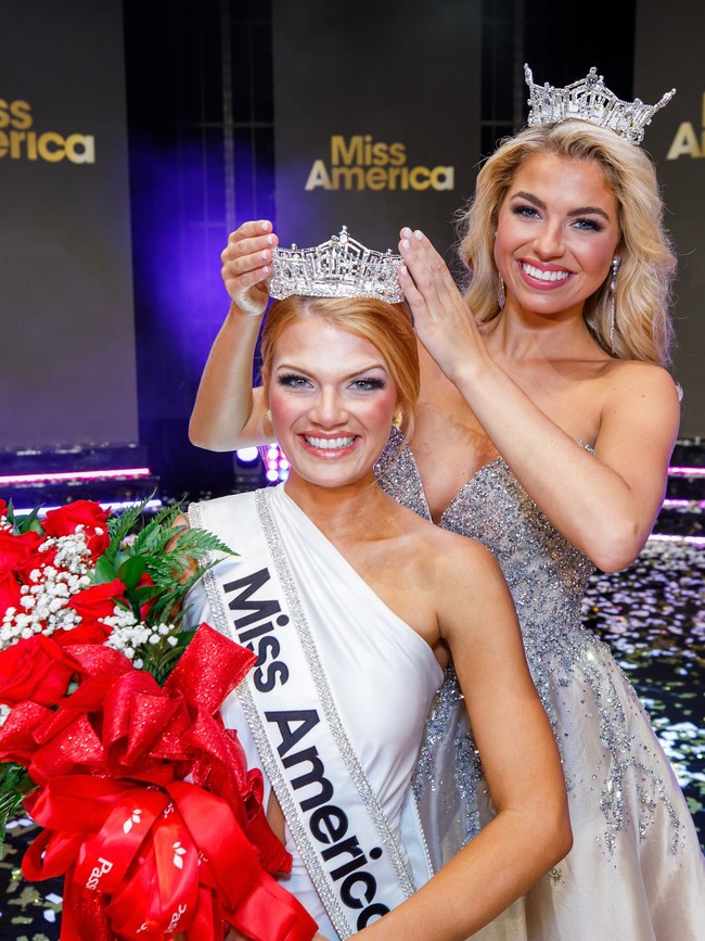 Dalam sejumlah foto, wajah riasan wanita 28 tahun itu memang tampak tidak harmonis diduga karena concealer dan bedak yang terlalu terang juga blush on yang mencolok sehingga terlihat ‘cemong’. Foto: Instagram @cassiedonegan