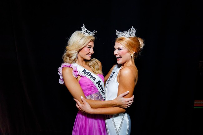 Daripada mendukung dan memberinya selamat, di kolom komentar banyak orang menyoroti kesalahan makeup Cassie bahkan membandingkan dengan finalis lain. “Selamat cinta! Mari kita beri kamu makeup artist baru,” “Suka tapi kita perlu meminta seseorang memperbaiki concealernya. Ini agak terlalu putih dan membuatnya tenggelam,” tulis netizen. Foto: Instagram @cassiedonegan