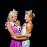 Daripada mendukung dan memberinya selamat, di kolom komentar banyak orang menyoroti kesalahan makeup Cassie bahkan membandingkan dengan finalis lain. “Selamat cinta! Mari kita beri kamu makeup artist baru,” “Suka tapi kita perlu meminta seseorang memperbaiki concealernya. Ini agak terlalu putih dan membuatnya tenggelam,” tulis netizen. Foto: Instagram @cassiedonegan