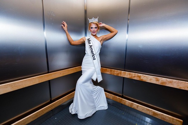 Mengenai hal tersebut Cassie mengaku kritik tidak mempengaruhi kebahagiannya sebagai Miss America 2025. Ketika sesuatu yang besar seperti ini terjadi, akan ada banyak pendapat. Setiap orang memiliki hak atas pendapat mereka sendiri di forum publik yang begitu besar seperti internet,” katanya kepada Fox News.  Foto: Instagram @cassiedonegan