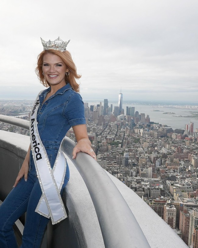 Cassie sendiri tidak menutup telinganya akan kritik. Ia tetap menghormati pendapat orang lain tapi tidak mau komentar itu merusak harinya. “Orang-orang memiliki hak atas pendapat mereka untuk dapat membagikannya, dan tidak ada yang akan menjadi favorit semua orang sepanjang waktu. Foto: Instagram @cassiedonegan