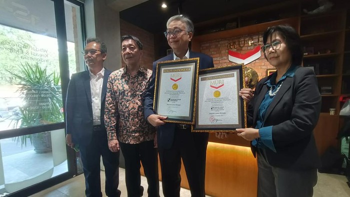 Sekolah Catur Utut Adianto (SCUA) binaan Utut Adianto dan Eka Putra Wirya ini berhasil memborong dua rekor MURI atau Museum Rekor - Dunia Indonesia.