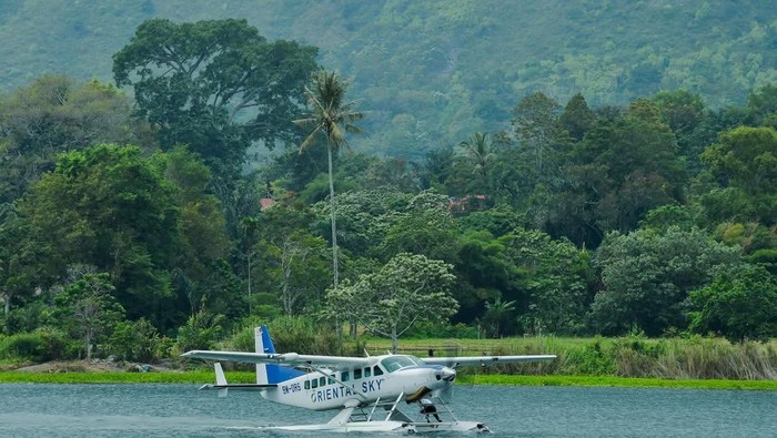 Pesawat amfibi diuji coba mendarat di Danau Toba