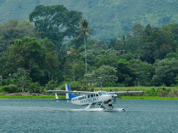 Pesawat amfibi diuji coba mendarat di Danau Toba