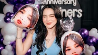 Davina Karamoy di sisi lain suka bingung bisa digandrungi fans. Aku juga bingung kenapa ada gitu, tapi aku ngerasa happy banget, terharu sih sampai ada fans yang setia nunggu aku, ngasih aku, ada juga kemarin dari Malaysia terbang ke Indonesia buat dukung aku, ujarnya. (Foto: dok Instagram davinaakaramoy)