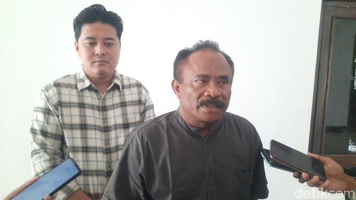 Ketua Fraksi PDIP Suyono memberikan keterangan kepada wartawan di DPRD Pati, Senin (22/9/2025).