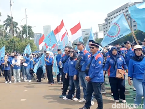 Video: Massa Buruh Mulai Padati Depan Gedung DPR