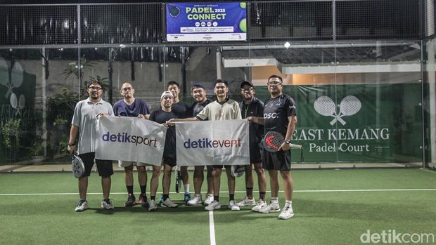 detikcom didukung penerbit Erlangga mempersembahkan Padel Connect 2025. Bertempat di East Kemang Padel Court, Minggu (21/9/2025), Padel Connect 2025 diikuti berbagai komunitas padel populer Jakarta, yaitu Padel Disco, Casaloca Padel, GiJoe Padel, dan Tuesday Padel Club.