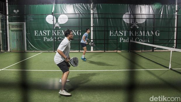detikcom didukung penerbit Erlangga mempersembahkan Padel Connect 2025. Bertempat di East Kemang Padel Court, Minggu (21/9/2025), Padel Connect 2025 diikuti berbagai komunitas padel populer Jakarta, yaitu Padel Disco, Casaloca Padel, GiJoe Padel, dan Tuesday Padel Club.